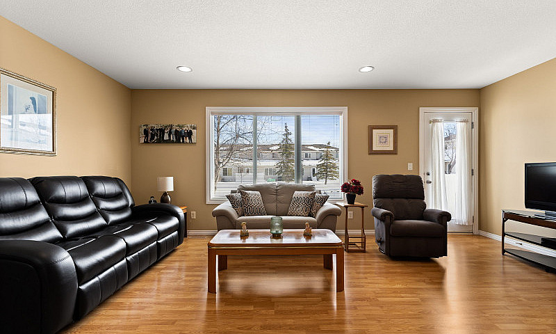 321 Pickard St N - C...
