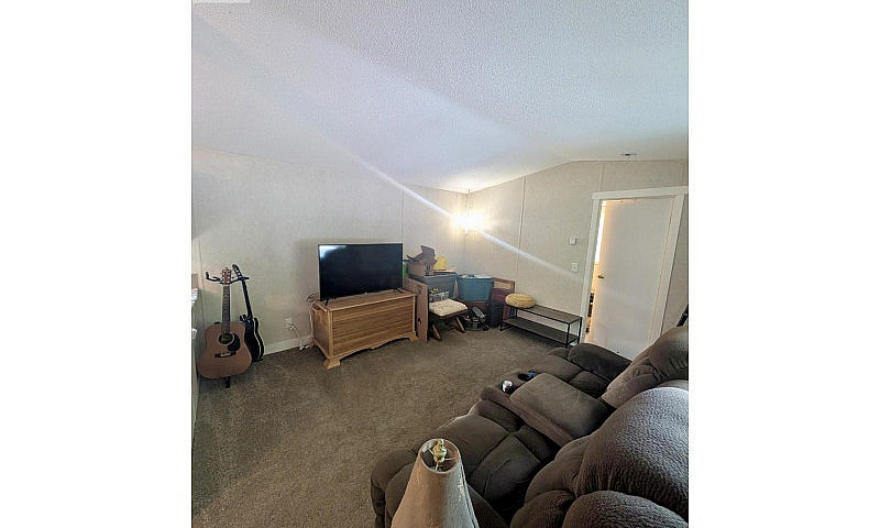 32 4619 Lowrie Avenu...