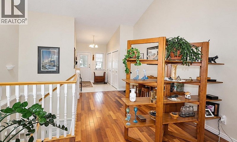 10 11 Eagle Crescent...