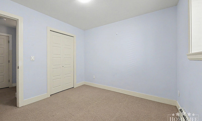 Bright 2-Bedroom Bas...