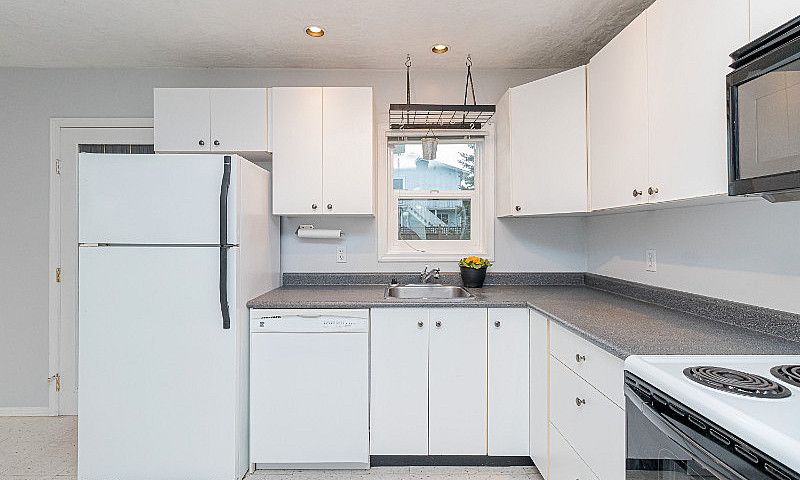 Saanich West 3-4 Bed...