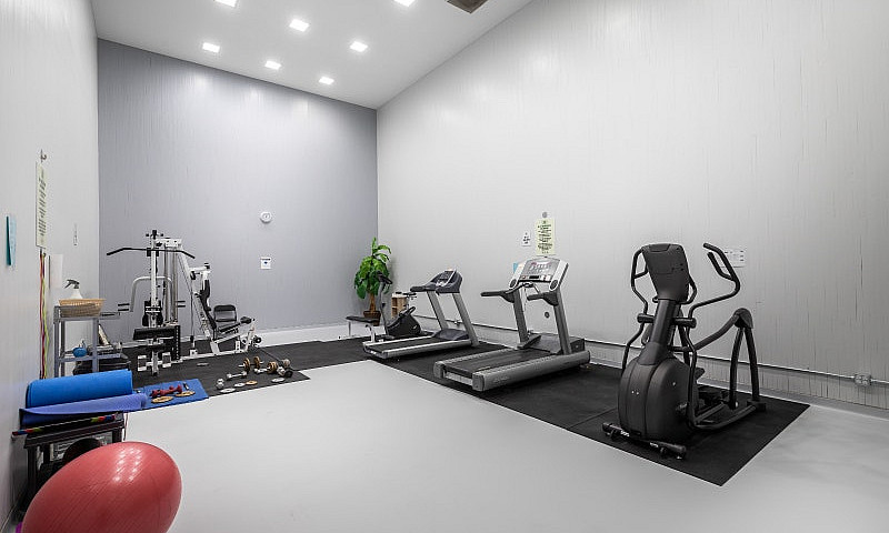 Immaculate 832Sqft 2...