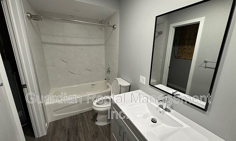 Modern Townhouse Liv...