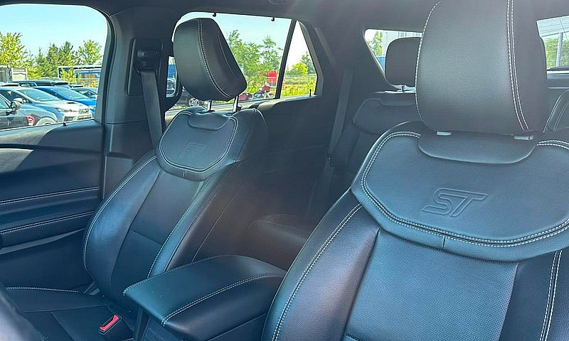 2022 Ford Explorer S...