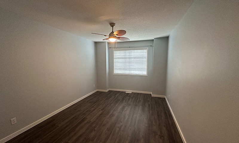 Stylish 1 Bed+Den Co...