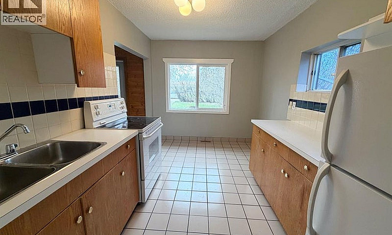 9516 102 Avenue Gran...