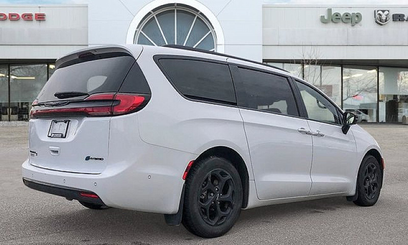 2024 Chrysler Pacifi...
