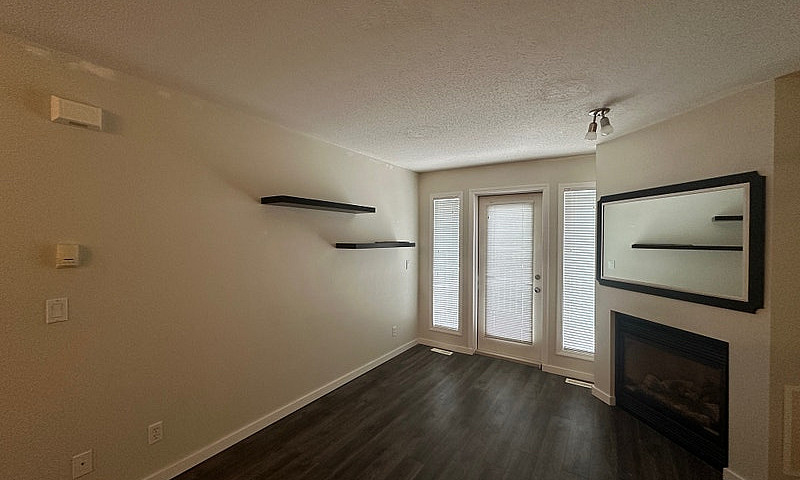 Stylish 1 Bed+Den Co...