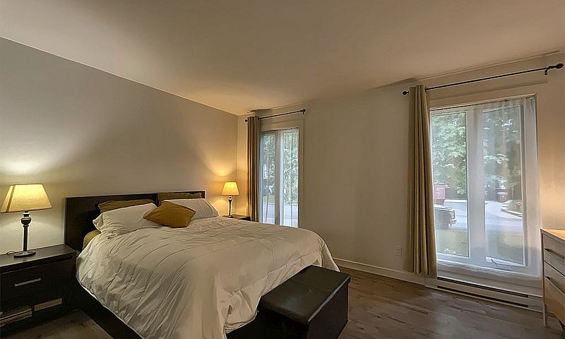 $695,000 - Split Lev...