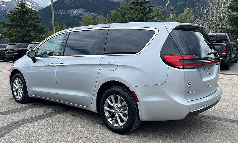 2023 Chrysler Pacifi...