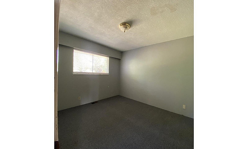 15855 Vine Avenue Wh...