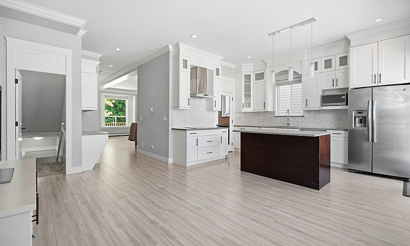 6035 138A Street Sur...