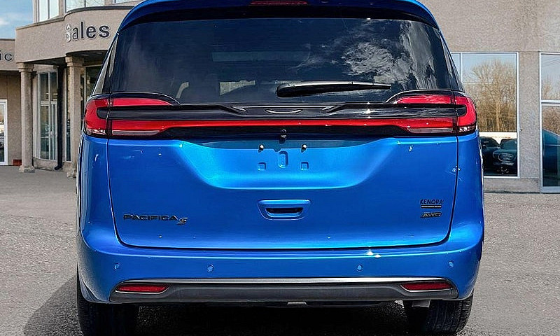 2027 Chrysler Pacifi...
