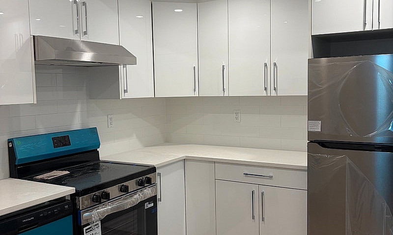 Beautiful 1Bed, + De...