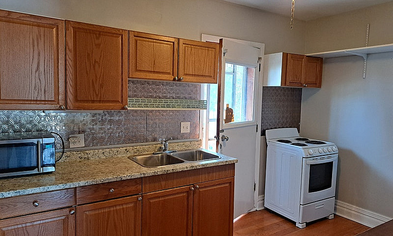 Bright 2 Bedroom Upp...
