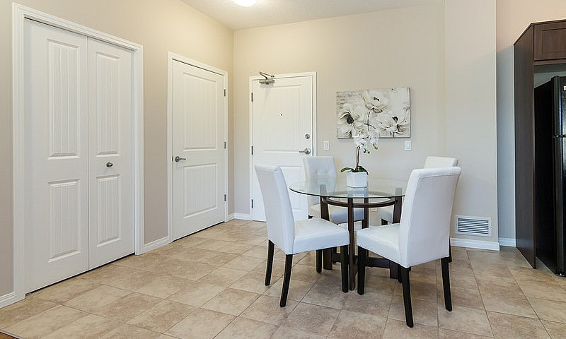 1+Den Suites At Beac...