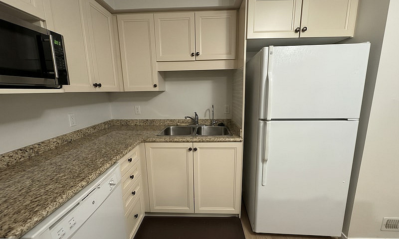 Bright 2 Bedroom Low...