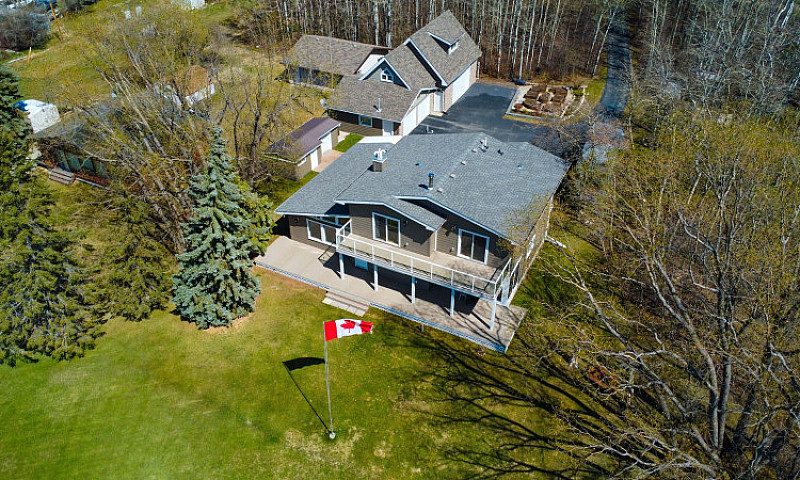 Spacious Lakeside Ch...