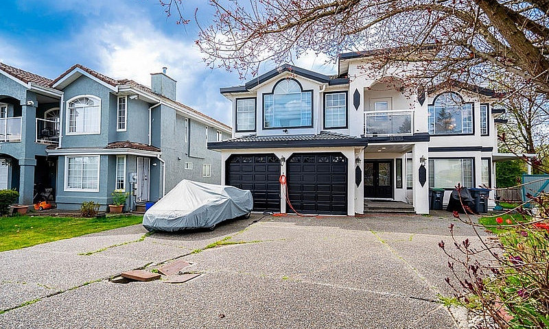 8433 150A Street Sur...