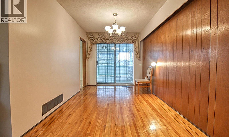 Top 904 E 52Nd Avenu...