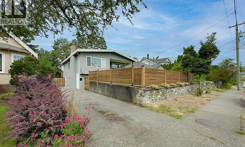 3128 Quadra St Victo...