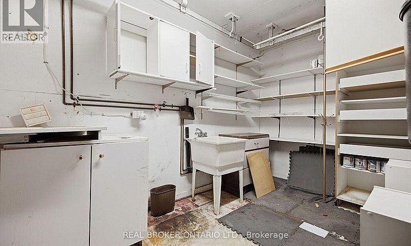 800 Pinegrove Cresce...