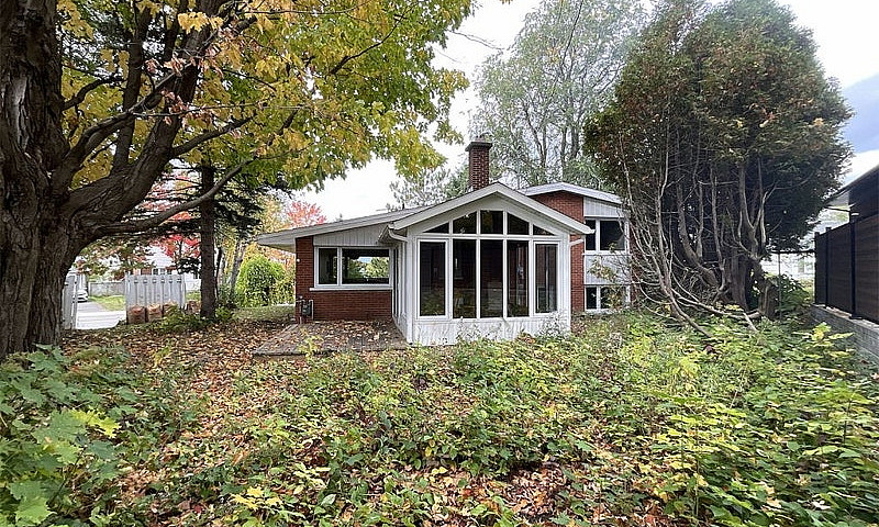 $585,000 - Split Lev...