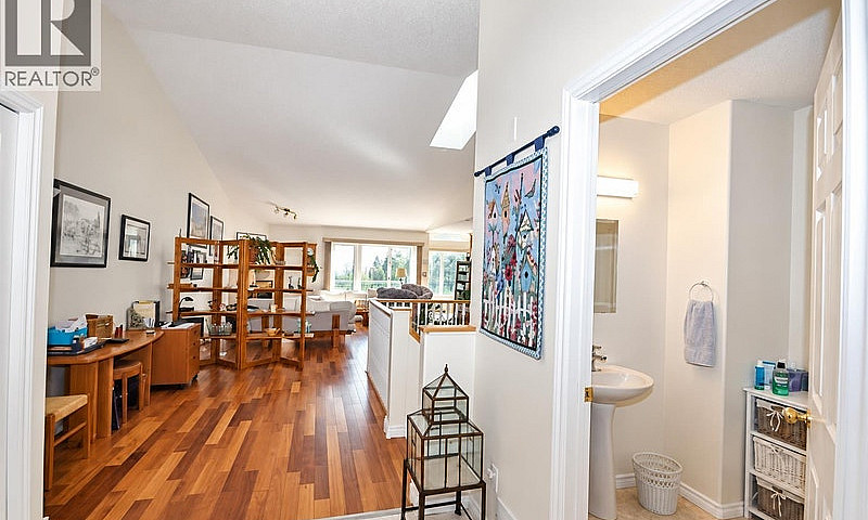 10 11 Eagle Crescent...