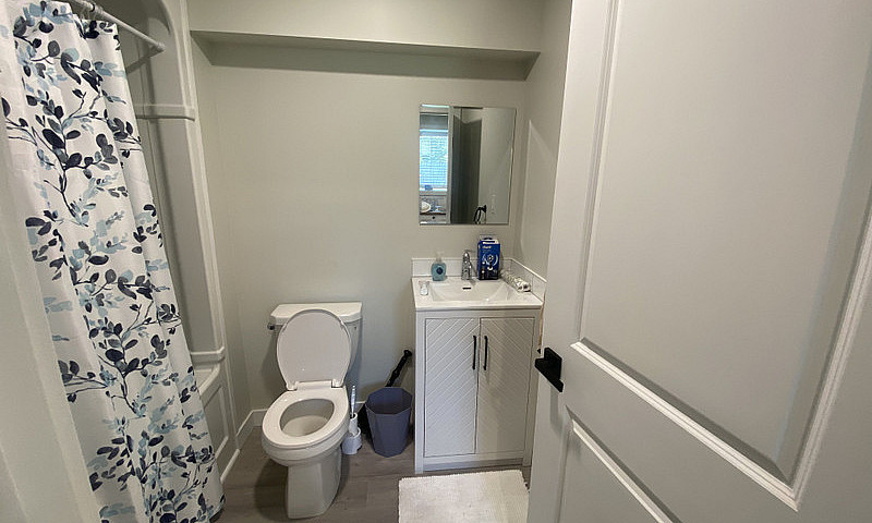 Cozy 1 Bed 1 Bath Un...
