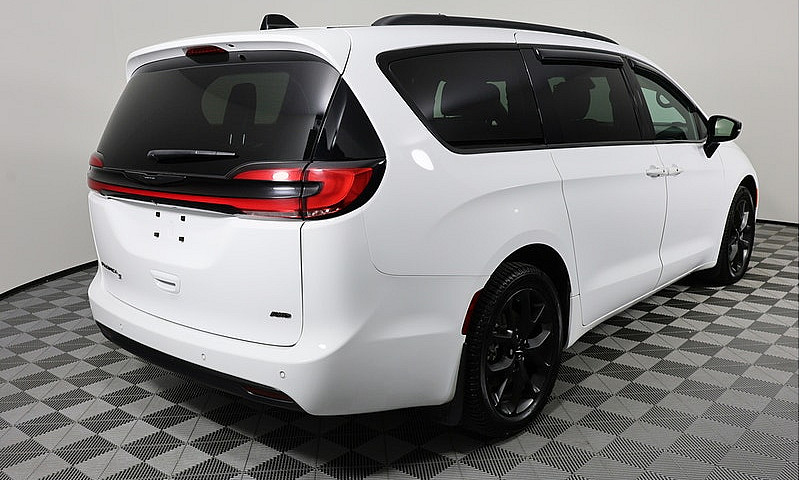 2024 Chrysler Pacifi...