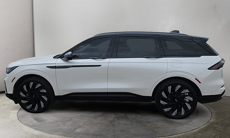 2024 Lincoln Nautilu...