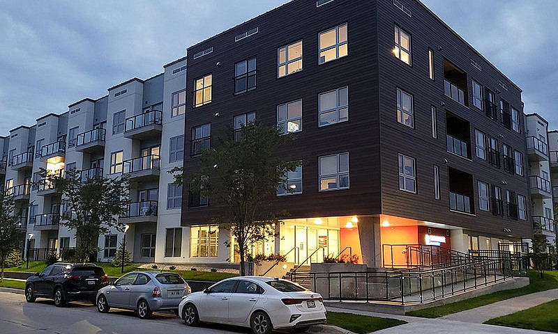 Modern 1 Br Suite In...