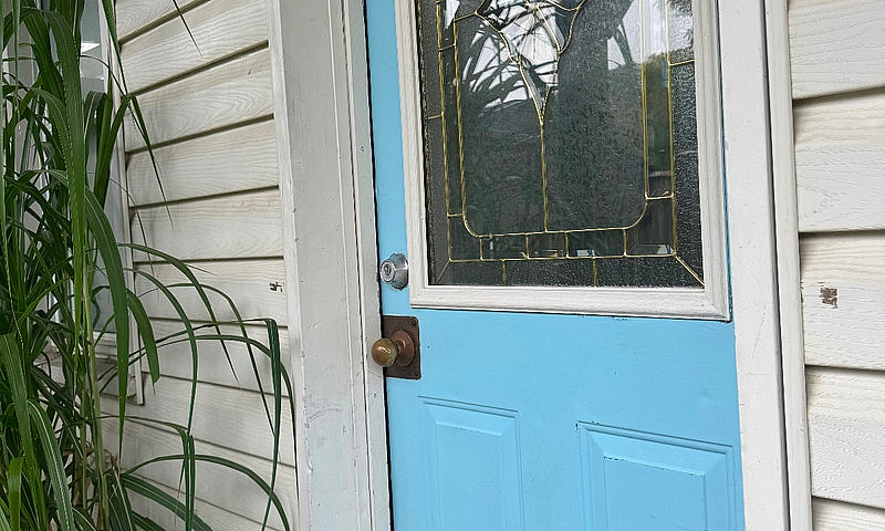 Cozy 2 Story Walk Up...
