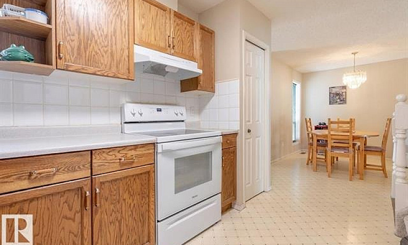 3 Bed Townhouse Clos...