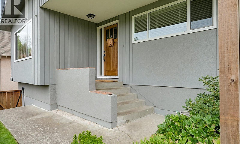 3128 Quadra St Victo...