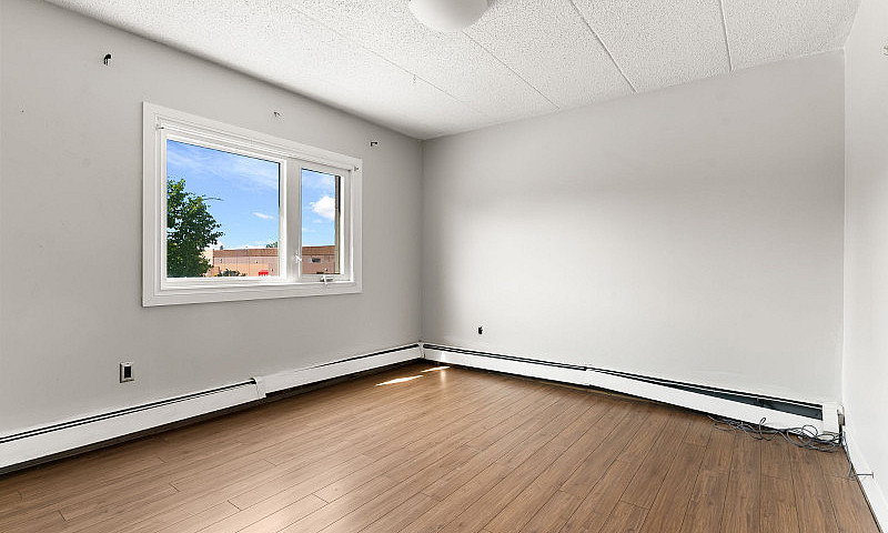 #7 - 45 Lorne St N -...