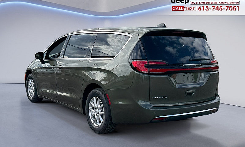 2027 Chrysler Pacifi...