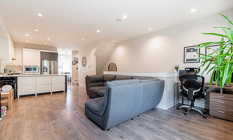 3Bd/3 Full Bath Town...