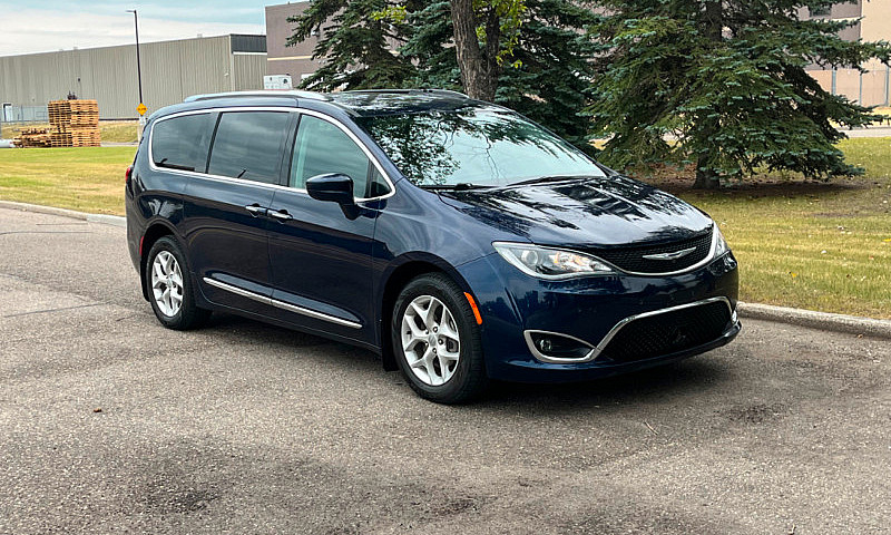 2017 Chrysler Pacifi...