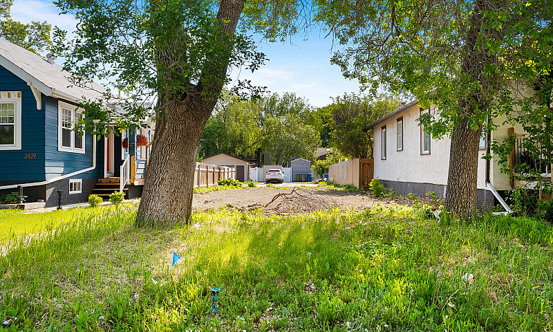 2437 Winnipeg St - B...