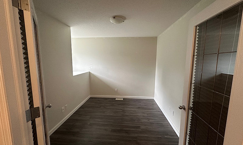 Stylish 1 Bed+Den Co...