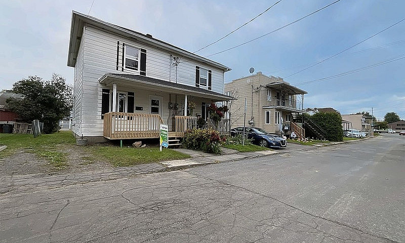 $422,000 - Duplex Fo...