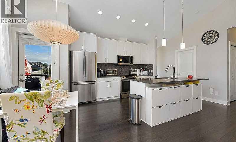 1005 Boeing Close La...