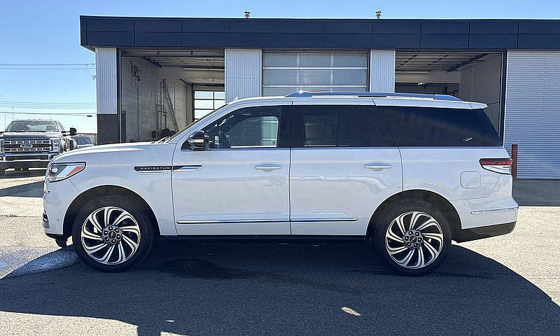 2022 Lincoln Navigat...