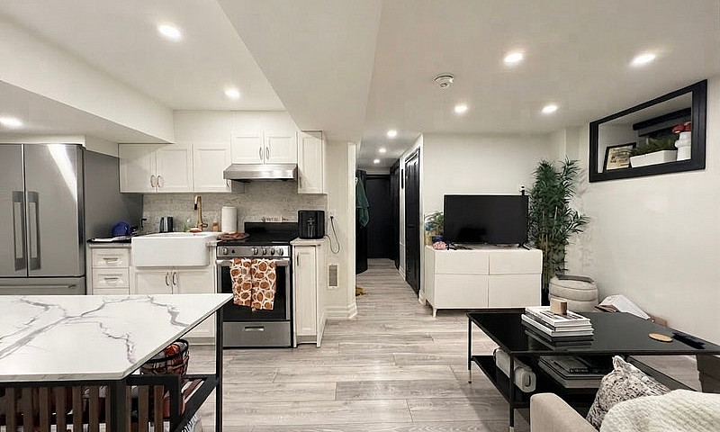 121 Sorauren Ave - 4...