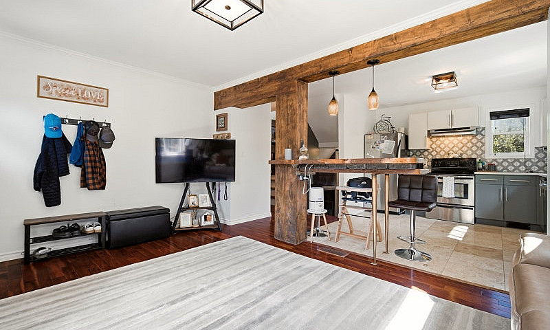 Move-In Ready Acreag...