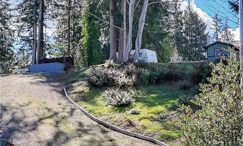 4060 Island Hwy S Ca...