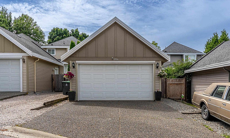 2914 152 Street Surr...