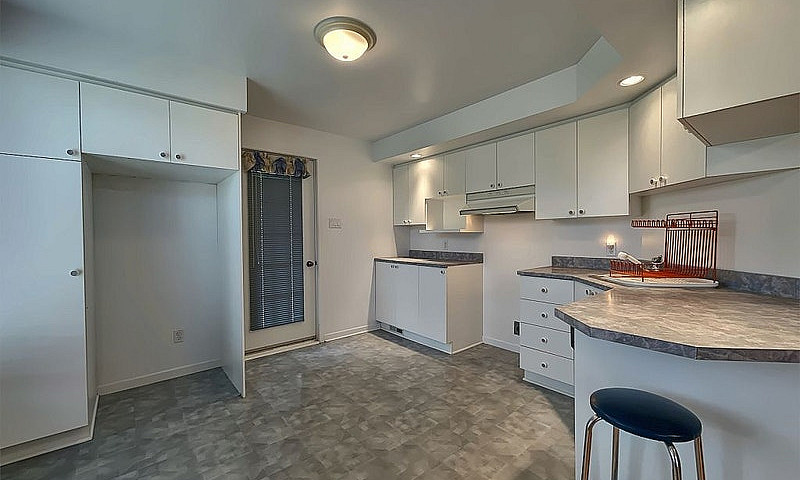 $329,000 - Split Lev...
