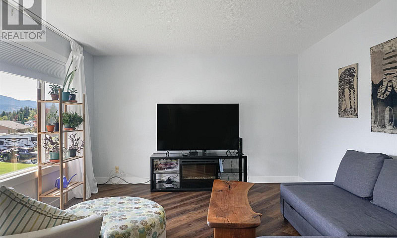 119 Angle Street Kit...